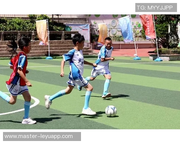 快乐足球童年瞬间小孩子们在绿茵场上的欢笑与梦想